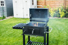 烧烤与准备的木炭烧烤户外烧烤在后院