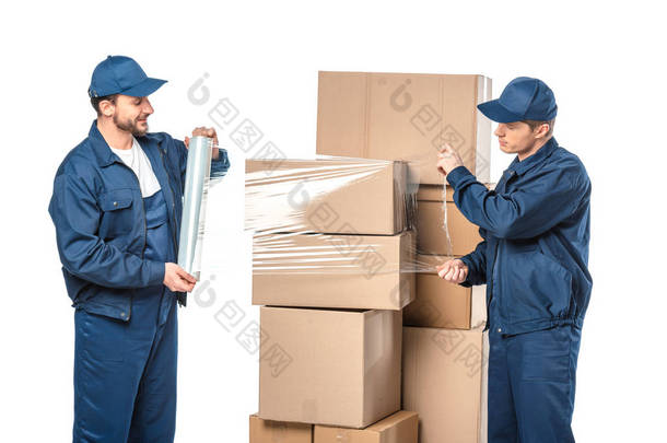 两个搬运工包装纸板箱与卷的拉伸膜隔离在白色