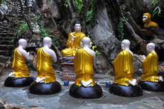 黄金坐佛包围和尚学生雕像、 越南