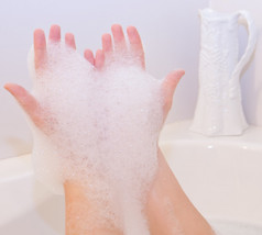 在浴手上的肥皂泡沫