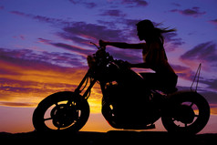 一个女人对摩托车风的剪影