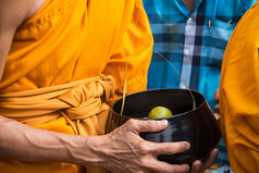 佛教僧侣给出食物提供来自人为佛教大斋节一天结束