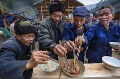 分享食物在乡村节日，村民们庆祝的开始