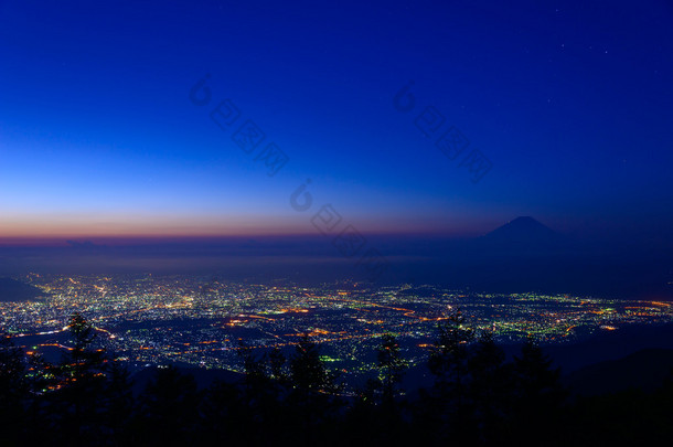 甲府与<strong>富士山</strong>的景观