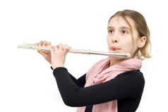 工作室拍摄的年轻女孩玩长笛白色背景