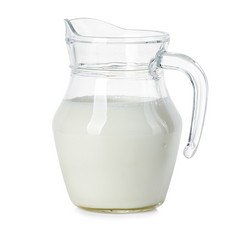白底分离的新鲜牛奶玻璃瓶