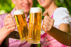 幸福的夫妇，在喝啤酒的啤酒花园