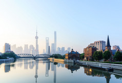 在岸上上海标志性建筑和一座桥梁