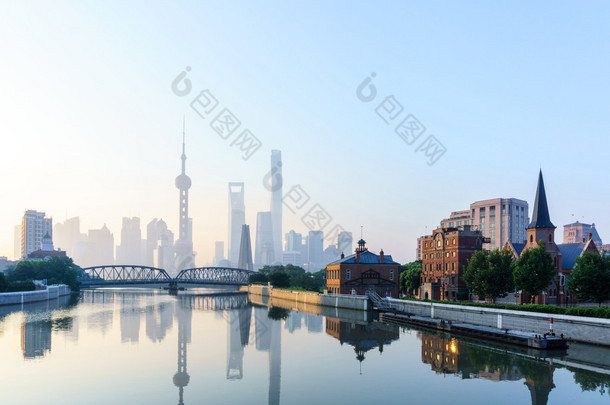 在岸上<strong>上海标志</strong>性<strong>建筑</strong>和一座桥梁