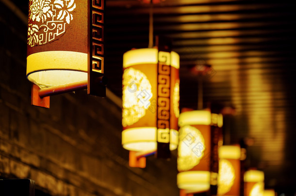 传统中国街灯笼，丽江的夜景