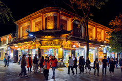 卖纪念品的商店在大理古城，中国街的夜景
