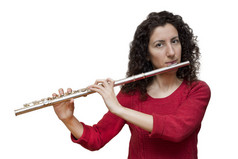 吹笛子孤立在白色背景上的女人