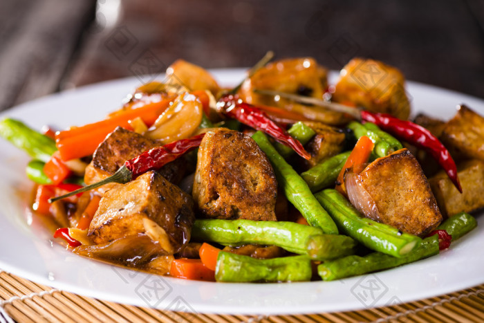 一碗豆腐和蔬菜翻炒的特写图片-包图网企业站