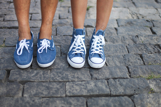 男朋友和女朋友的脚上穿着运动鞋