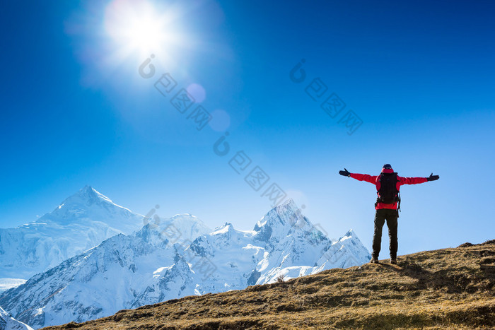 登山者在珠穆朗玛峰大本营