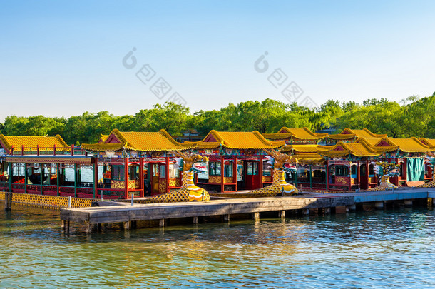 传统中国的小船在颐和园-北京昆明湖