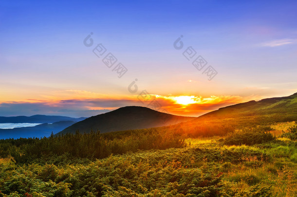 风景如画的日出, 早晨黎明在喀尔巴泰山区, 乌克兰.