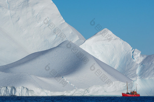红船在冰山