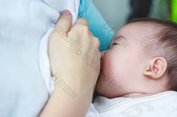 特写肖像的母亲<strong>母乳喂养母乳喂养</strong>她刚出生的婴儿.
