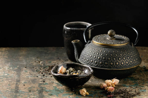 各种不同的干茶叶与茶壶