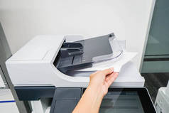 女人带打印的文件从打印机机左汉