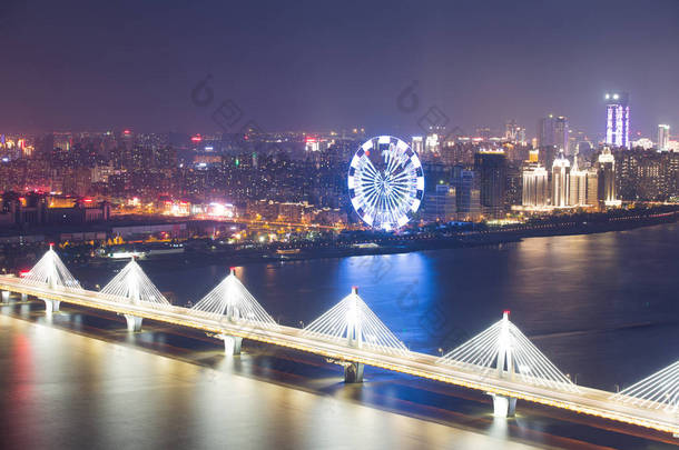 亚洲最大跨河在<strong>上海地标</strong>螺旋桥在晚上