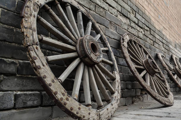古代中国西安市西门口的木制的轮子