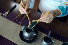 亚洲茶具木制桌上