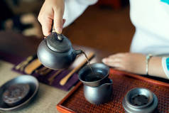 亚洲茶具木制桌上