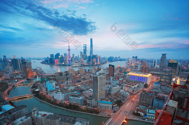 在<strong>上海</strong>外滩天际线的黄昏的空中<strong>摄影</strong>