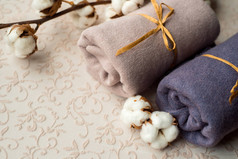 家居内饰, 裁缝缝纫, diy 理念。五颜六色的布料布堆。彩色棉亚麻衣服.