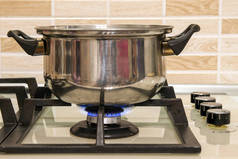 火焰炉烹饪锅站在厨房的金属.