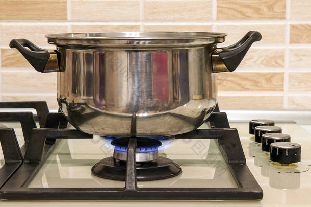 火焰炉烹饪锅站在厨房的金属.