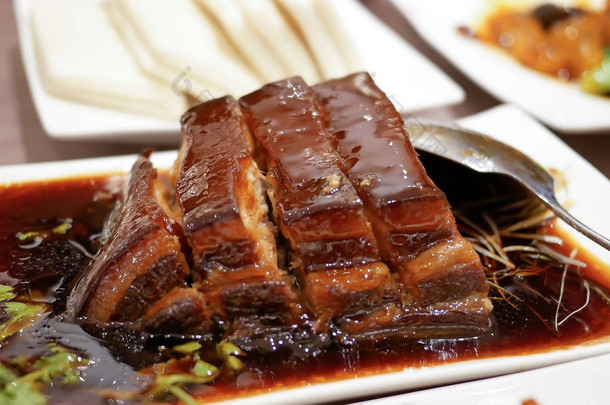 中式酒楼内有蒸气盘层猪肉的保鲜
