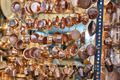 闪亮的黄铜器皿被悬挂在陶器商店, 亚兹德, 伊朗