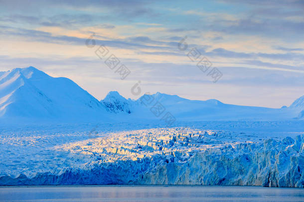 冰封之地。在<strong>北极</strong>挪威旅行。白色的雪山，蓝色冰川斯瓦尔巴特群岛，挪威。冰在海洋中。在<strong>北极</strong>的<strong>冰山</strong>。随着浮冰的蓝天。美丽的风景。冰冷的海水.