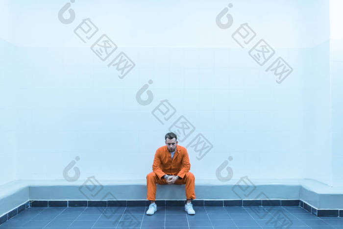 囚犯坐在长椅上的监狱里图片-包图网企业站