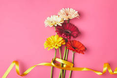 带黄丝带的非洲菊花花束, 母亲节概念