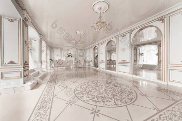 豪华的老式内饰与壁炉在贵族风格。大窗户和镜子。柱子和拱门, 装饰在光滑的地板上