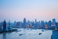 上海黄浦江和外滩黄昏