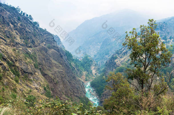 在一个春天的峡谷中的高山河, 喜马拉雅山, 尼泊尔.