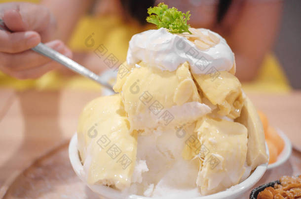 Bingsu 榴莲配榴莲冰淇淋和奶油配炼乳