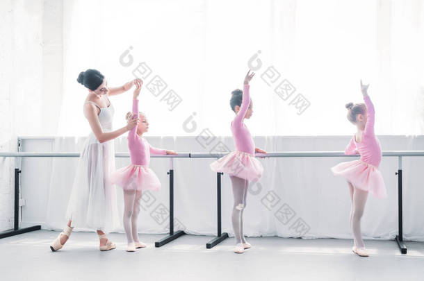 芭蕾教学中芭蕾教师与儿童的侧面观