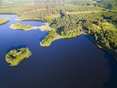 小岛 (Wyspa Pozeracza Serc) 的鸟瞰在平静的水中, Krzywa 库塔湖, Mazury, 波兰