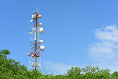 微波系统。无线通信天线, 具有明亮的天空。带蓝天天线的通信塔.