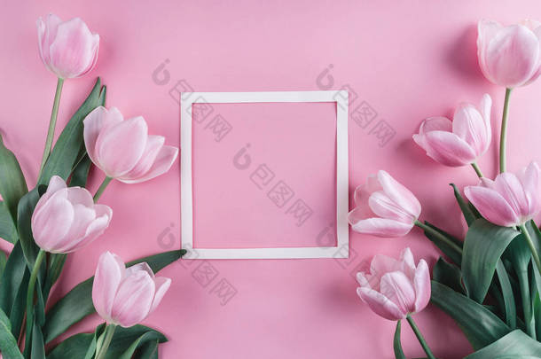 粉红色的郁金香花和纸在淡粉色背景。圣情人节框架或背景。贺卡或婚礼请柬。平躺, 顶部视图, 复制空间