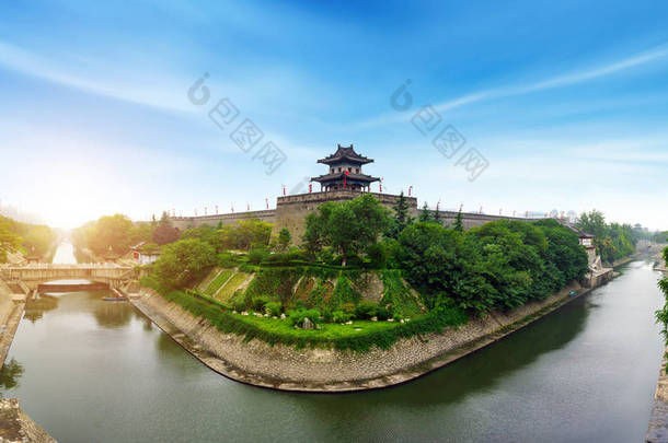 中国<strong>陕西</strong>西安古城墙护城河.