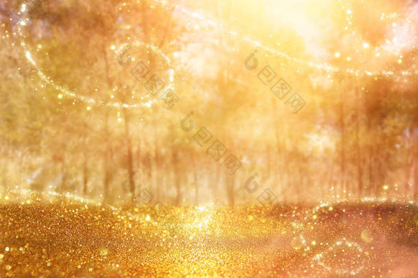 在树木间闪烁着模糊抽象的光影，闪烁着金色的吊灯