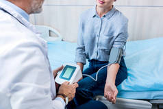 血压计在医院病房中对女性病人血压测量的部分看法