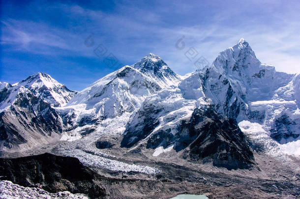 尼泊尔珠穆朗玛峰2018年9月30日尼泊尔的景观和通往珠穆朗玛峰基地营地的道路